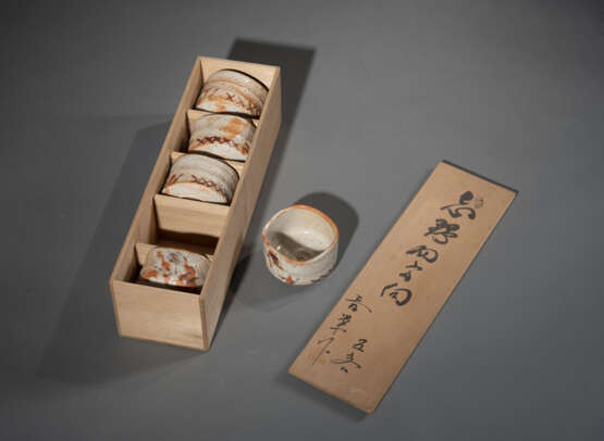 Satz von fünf Studiokeramik-Speisenschalen (mukozuke) in beschriftetem Holzkasten - Foto 6