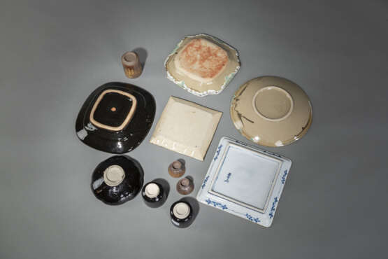 Gruppe von Studiokeramik: Zwei quadratische und drei runde Teller, Teeschale, drei Teebecher und Paar Sakebecher - Foto 3