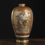 Vase aus 'Satsuma'-Porzellan mit figuralem und Floraldekor - фото 1