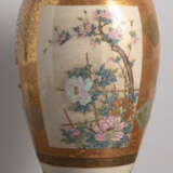 Vase aus 'Satsuma'-Porzellan mit figuralem und Floraldekor - фото 2