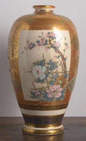Vase aus 'Satsuma'-Porzellan mit figuralem und Floraldekor - Foto 2