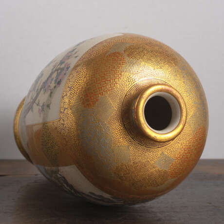 Vase aus 'Satsuma'-Porzellan mit figuralem und Floraldekor - photo 4