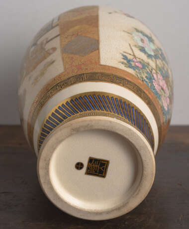 Vase aus 'Satsuma'-Porzellan mit figuralem und Floraldekor - photo 5