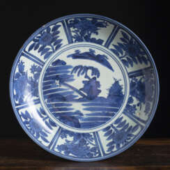 Unterglasurblau dekorierter Arita-Teller mit Seelandschaft
