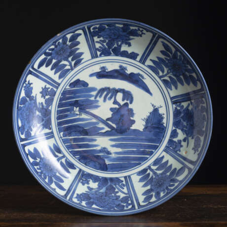 Unterglasurblau dekorierter Arita-Teller mit Seelandschaft - Foto 1