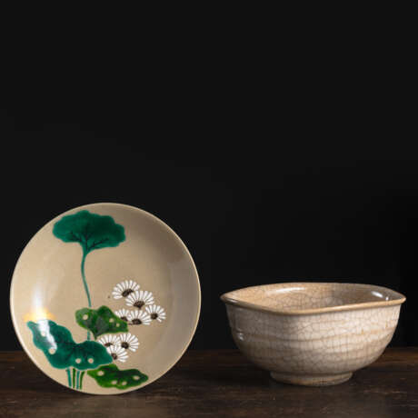Vierpassige cremebraune Wasserschale und flacher Teller aus Keramik mit polychromem Email-Blumendekor für die Teezeremonie - Foto 1