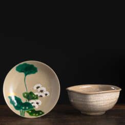 Vierpassige cremebraune Wasserschale und flacher Teller aus Keramik mit polychromem Email-Blumendekor für die Teezeremonie
