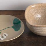 Vierpassige cremebraune Wasserschale und flacher Teller aus Keramik mit polychromem Email-Blumendekor für die Teezeremonie - Foto 4