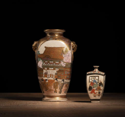 Zwei 'Satsuma'-Porzellanvasen mit Figural- und Landschaftsdekor - фото 1