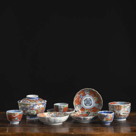 Eine Deckelschale, drei Koppchen, eine Tasse und vier blütenförmige Untertassen aus 'Imari'-Porzellan - photo 1