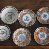 Eine Deckelschale, drei Koppchen, eine Tasse und vier blütenförmige Untertassen aus 'Imari'-Porzellan - photo 2