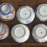 Eine Deckelschale, drei Koppchen, eine Tasse und vier blütenförmige Untertassen aus 'Imari'-Porzellan - фото 3