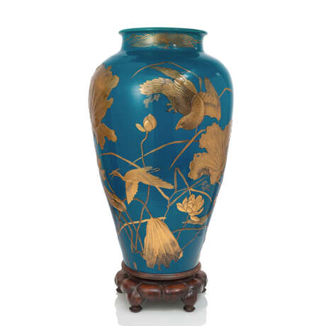 Große Bodenvase aus Porzellan mit Goldlackdekor von Spatzen, einem Adler und Kranichen über blühenden Gräsern und Lotus auf türkisfarbenem, fein cracqueliertem Fond - photo 1
