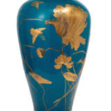 Große Bodenvase aus Porzellan mit Goldlackdekor von Spatzen, einem Adler und Kranichen über blühenden Gräsern und Lotus auf türkisfarbenem, fein cracqueliertem Fond - Foto 2