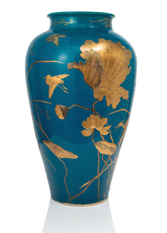 Große Bodenvase aus Porzellan mit Goldlackdekor von Spatzen, einem Adler und Kranichen über blühenden Gräsern und Lotus auf türkisfarbenem, fein cracqueliertem Fond - photo 2