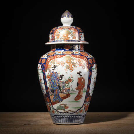 Deckelvase aus Imari-Porzellan mit Figurendekor in Reserven - photo 1