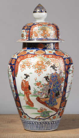 Deckelvase aus Imari-Porzellan mit Figurendekor in Reserven - photo 2