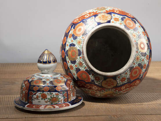 Deckelvase aus Imari-Porzellan mit Figurendekor in Reserven - photo 3