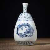 Sakeflasche aus Porzellan mit unterglasurblauem Dekor von Drachen, Kiriblüten und Rankwerk - Foto 1