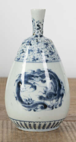 Sakeflasche aus Porzellan mit unterglasurblauem Dekor von Drachen, Kiriblüten und Rankwerk - Foto 2