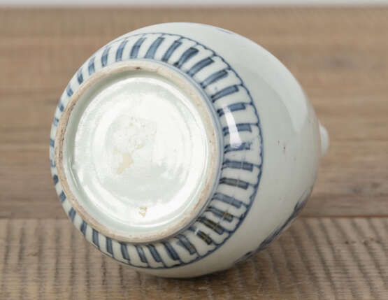 Sakeflasche aus Porzellan mit unterglasurblauem Dekor von Drachen, Kiriblüten und Rankwerk - photo 3