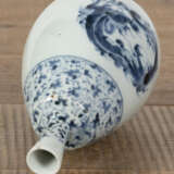 Sakeflasche aus Porzellan mit unterglasurblauem Dekor von Drachen, Kiriblüten und Rankwerk - Foto 4