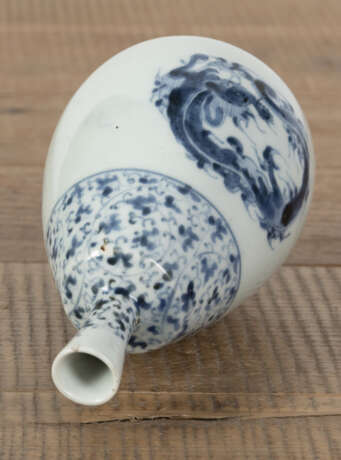 Sakeflasche aus Porzellan mit unterglasurblauem Dekor von Drachen, Kiriblüten und Rankwerk - фото 4