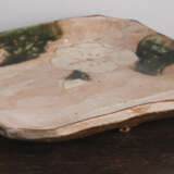 Keramikplatte auf drei kurzen Standfüßen mit Dekor einer Kirschblüte mit Blättern auf rötlich beigem Grund partiell mit weißen Einschlüssen - Foto 2