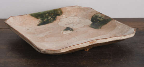Keramikplatte auf drei kurzen Standfüßen mit Dekor einer Kirschblüte mit Blättern auf rötlich beigem Grund partiell mit weißen Einschlüssen - фото 2