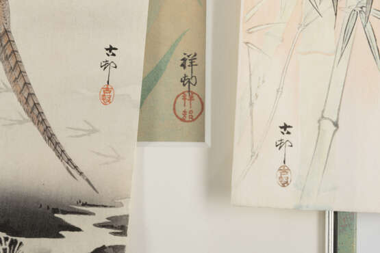 Ohara Koson (1877-1945); Drei Fabrholzschnitte, Paar Spatzen im Bambus, Paar Fasane im Schnee u. Eisvogel über blühenden Iris - фото 2