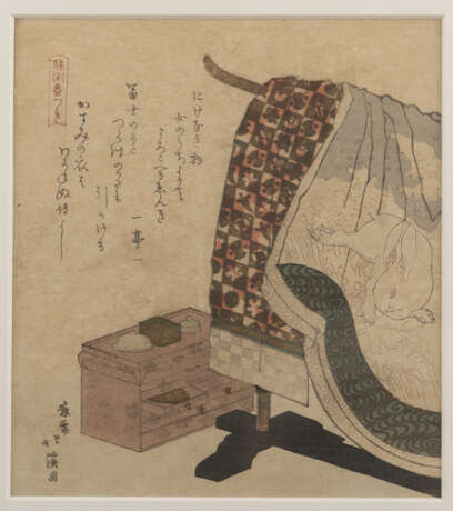 Katsushika Hokusai (1760-1849): Surimono mit Darstellung eines Lackkästchens und einem Gestell mit Kleidern und Mondhasenmotiv - Foto 1