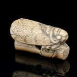 Netsuke in Form einer Zikade aus Elfenbein mit schöner Alterspatina - фото 1