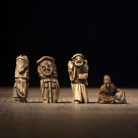 Drei Netsuke aus Hirschhorn und eines aus Holz - photo 1