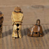 Drei Netsuke aus Hirschhorn und eines aus Holz - photo 2