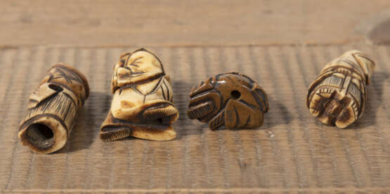 Drei Netsuke aus Hirschhorn und eines aus Holz - photo 3