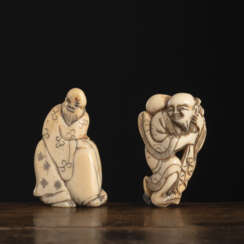 Zwei Netsuke aus Elfenbein: Sennin oder Hotei mit Sack auf der Schulter und Stehender Chinese mit großem Sack