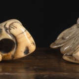 Zwei Netsuke aus Elfenbein: Sennin oder Hotei mit Sack auf der Schulter und Stehender Chinese mit großem Sack - фото 3