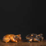 Zwei Netsuke liegender Ochsen aus Hirschhorn bzw. Elfenbein - фото 1