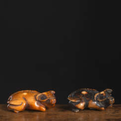 Zwei Netsuke liegender Ochsen aus Hirschhorn bzw. Elfenbein