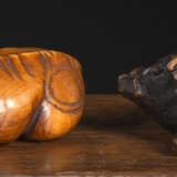 Zwei Netsuke liegender Ochsen aus Hirschhorn bzw. Elfenbein - Foto 2