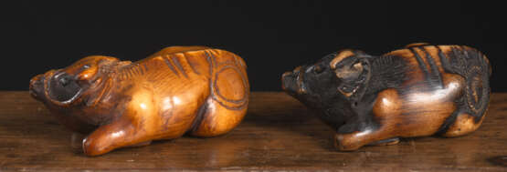 Zwei Netsuke liegender Ochsen aus Hirschhorn bzw. Elfenbein - Foto 2