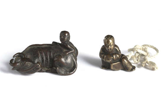 Zwei kleine Bronzen als Netsuke: Knabe mit Büffel und ruhender Knabe - photo 1