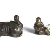 Zwei kleine Bronzen als Netsuke: Knabe mit Büffel und ruhender Knabe - Foto 1