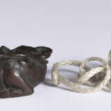 Zwei kleine Bronzen als Netsuke: Knabe mit Büffel und ruhender Knabe - photo 2