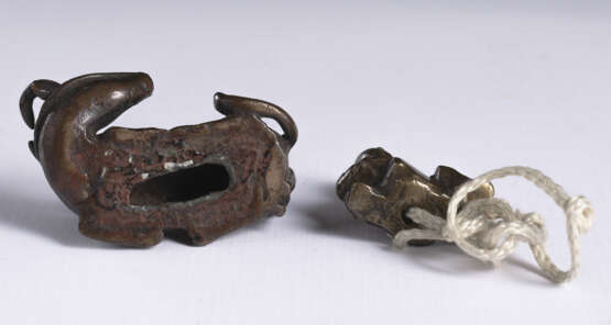 Zwei kleine Bronzen als Netsuke: Knabe mit Büffel und ruhender Knabe - photo 3