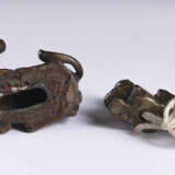 Zwei kleine Bronzen als Netsuke: Knabe mit Büffel und ruhender Knabe - Foto 3