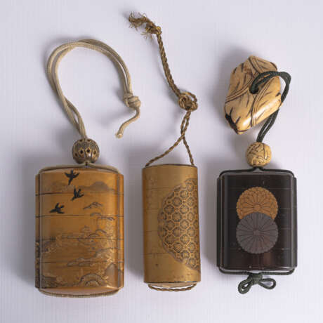 Drei Inro mit Goldlackdekor einer Landschaft mit Raben, einem Medaillon und zwei Chrysanthemen auf 'roiro' -Grund und Netsuke aus Hirschhorn - фото 2