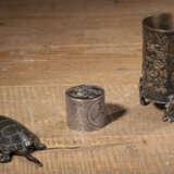 Kleine Deckeldose mit 'Tokugawa'-Mon und eingelegtem Faunadekor, kleiner Pinselbecher und Okimono einer Schildkröte - Foto 2