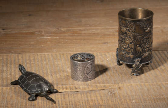 Kleine Deckeldose mit 'Tokugawa'-Mon und eingelegtem Faunadekor, kleiner Pinselbecher und Okimono einer Schildkröte - Foto 2