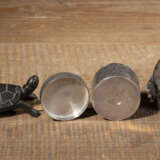 Kleine Deckeldose mit 'Tokugawa'-Mon und eingelegtem Faunadekor, kleiner Pinselbecher und Okimono einer Schildkröte - Foto 4